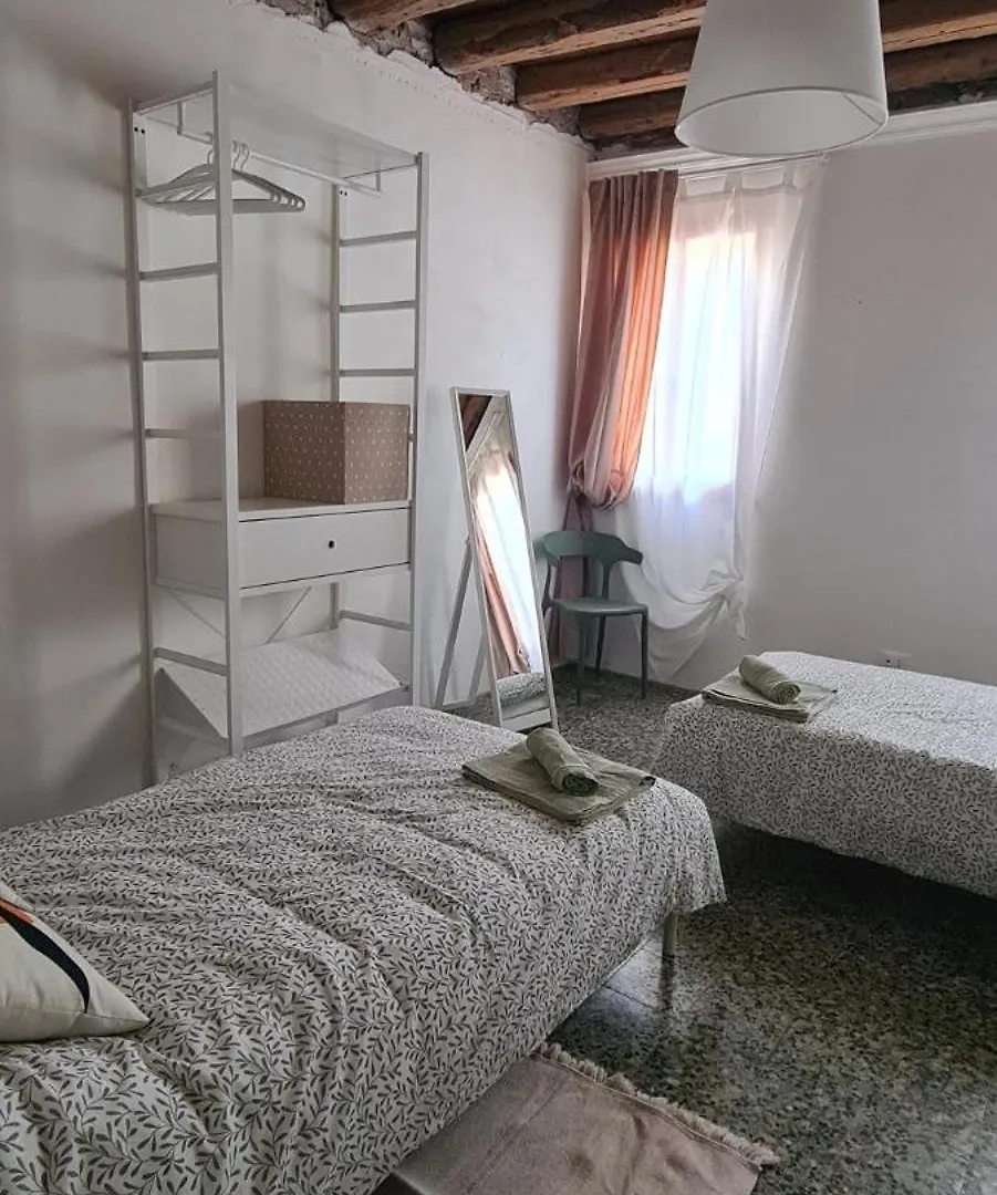 Tra Le Calli Di Chioggia Ed Il Mare Di Sottomarina